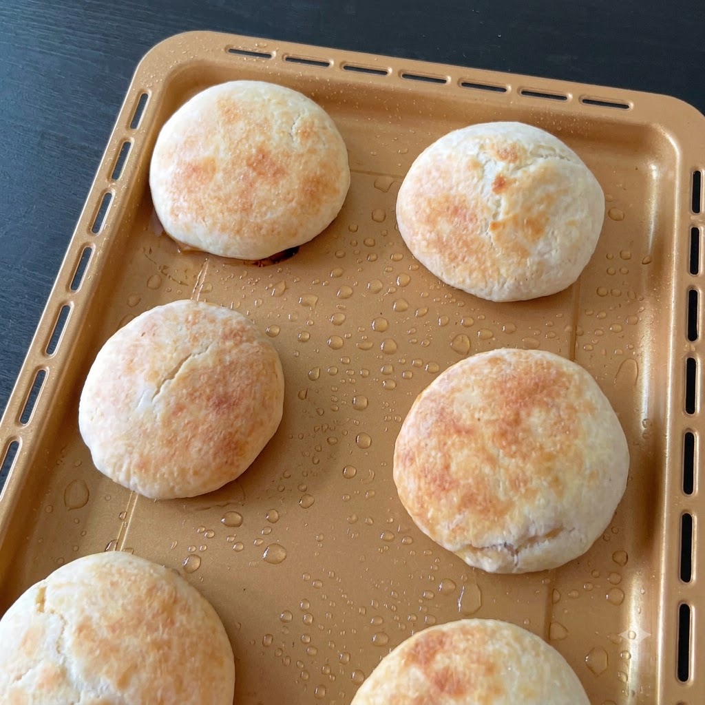 벤치 스크레이퍼를 사용하여 동일한 크기로 잘리는 말린 반죽 통나무.
