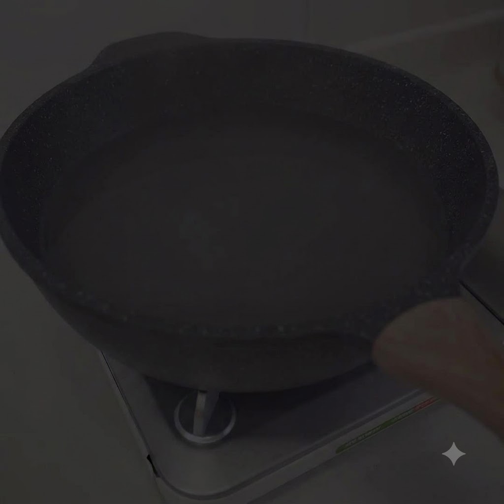 스토브 버너 위에서 끓고 있는 냄비의 물.