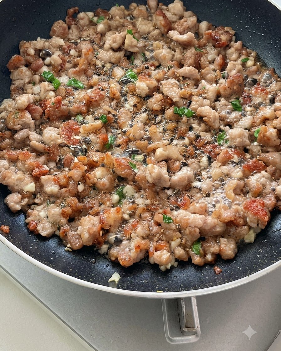 팬 안에서 썬 토마토 조각들이 다진 고기 및 향채와 함께 볶아지며 천연 즙을 배출하기 시작하는 모습.