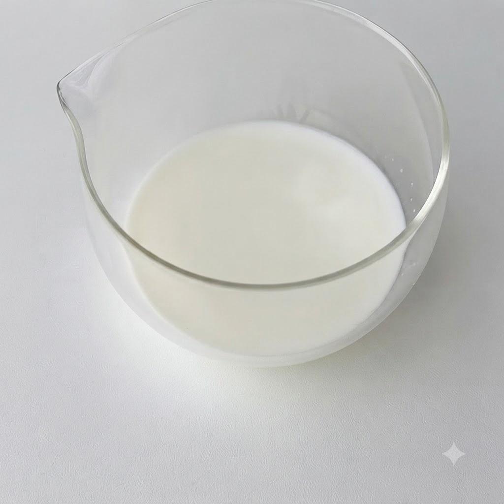 따뜻한 우유가 담긴 볼 안에서 젤라틴이 녹는 모습.