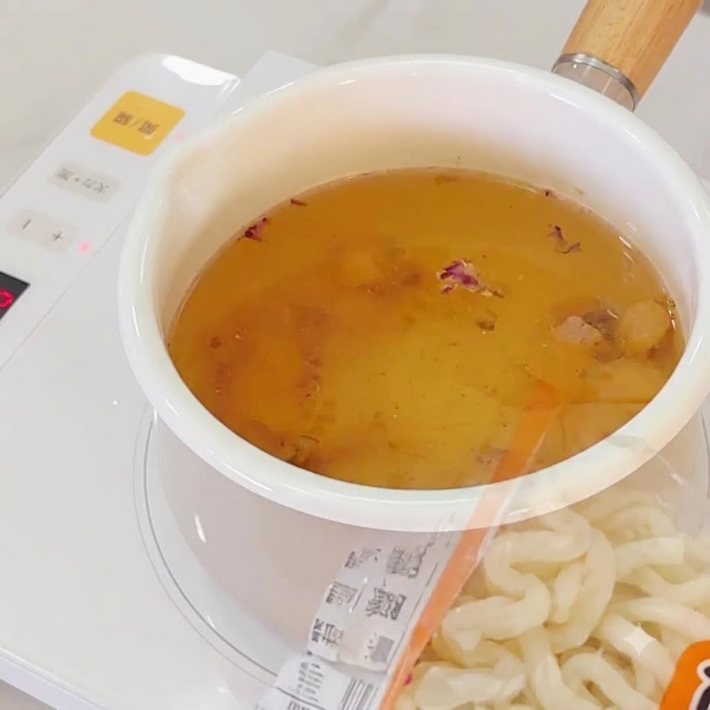 끓고 있는 마늘 육수에 라면 면이 들어가는 모습.