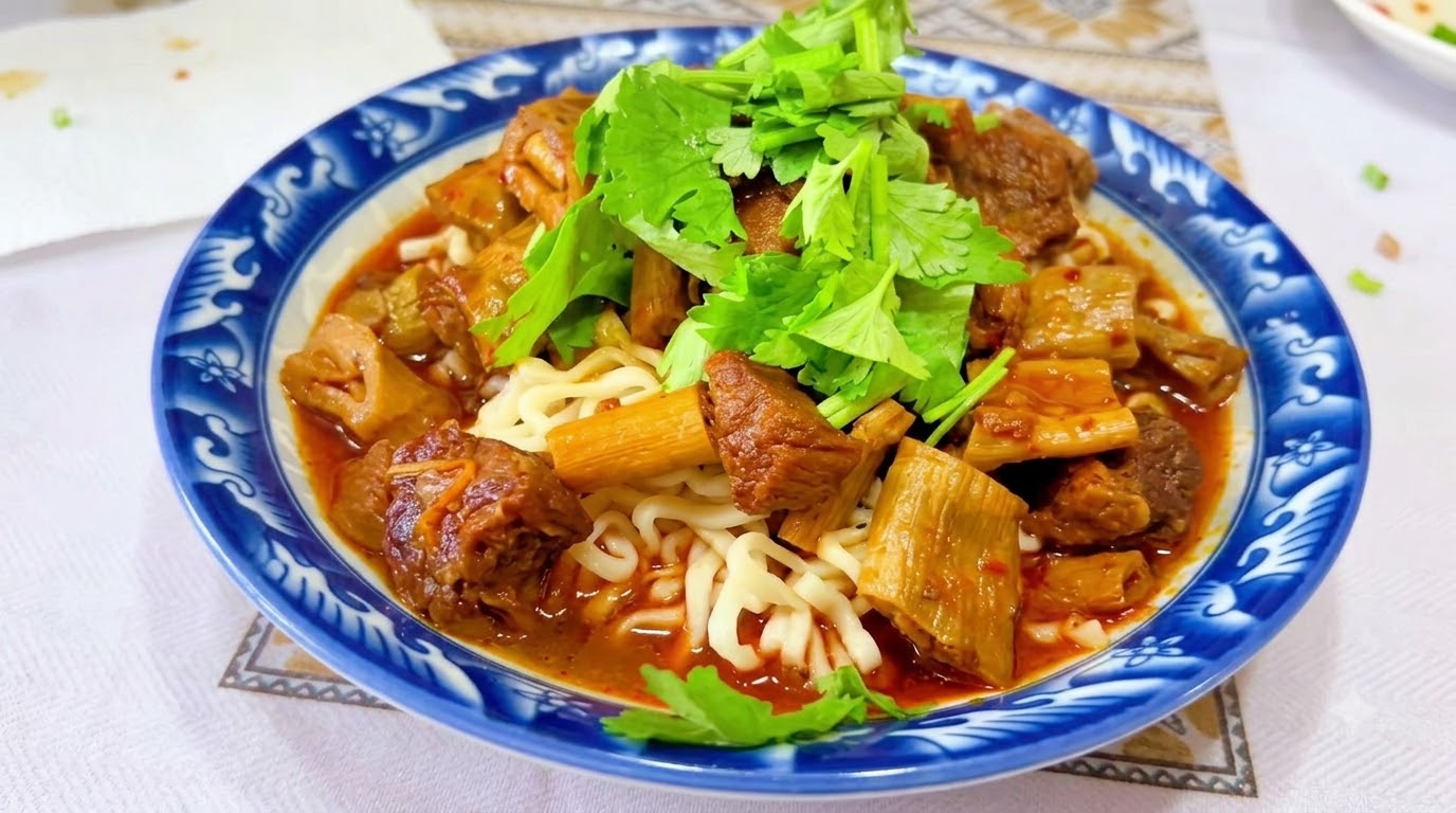 건조 죽순을 곁들인 매콤한 소고기 우육면