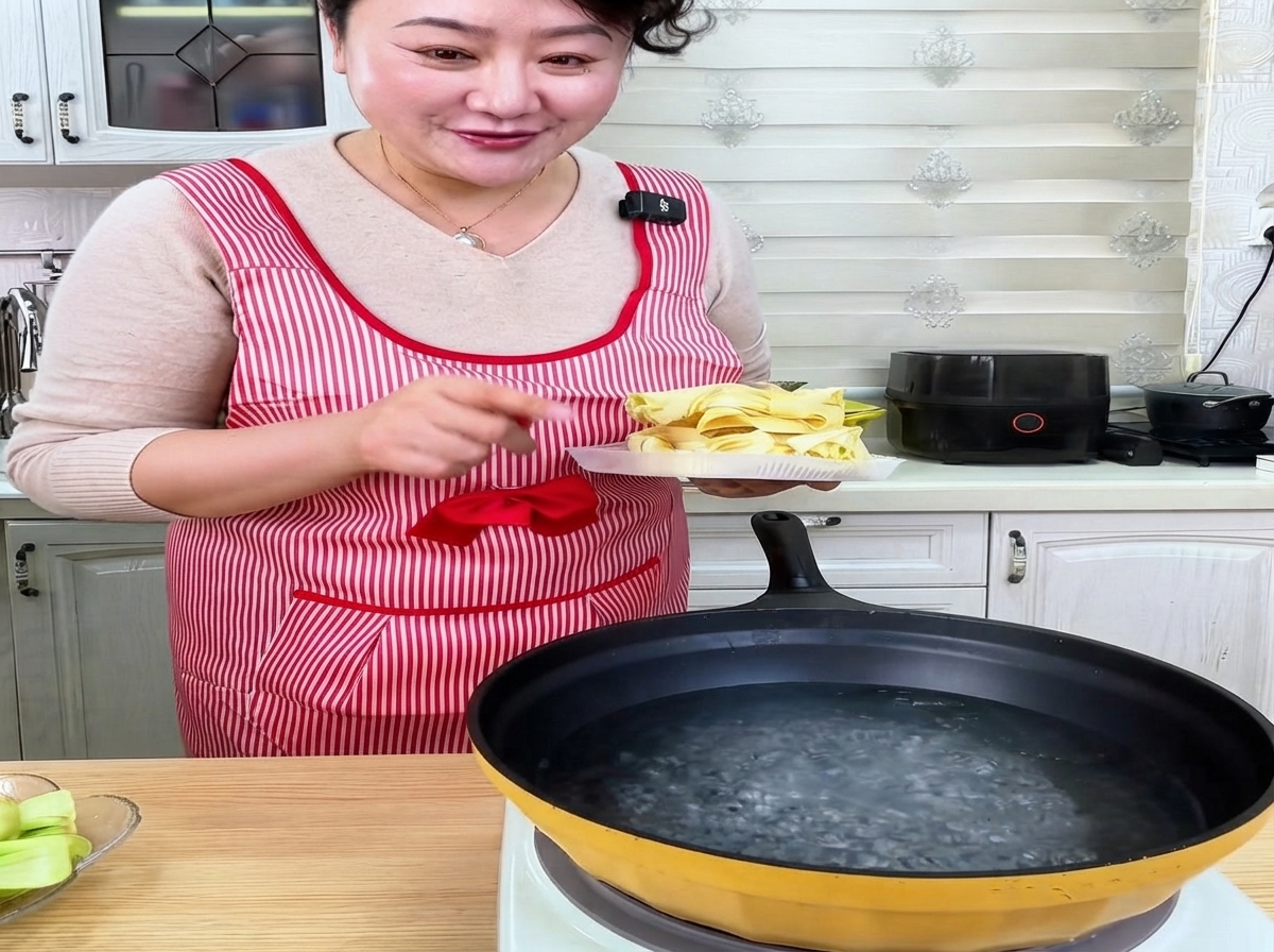 끓는 물이 담긴 냄비에 건면 넓은 밀국수를 넣는 모습.
