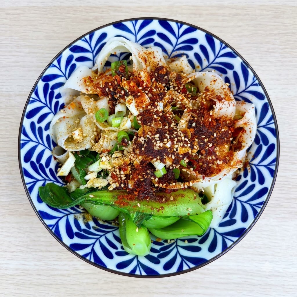 국수와 토핑이 담긴 그릇에 진간장, 식초, 굴소스, 설탕을 넣는 모습.