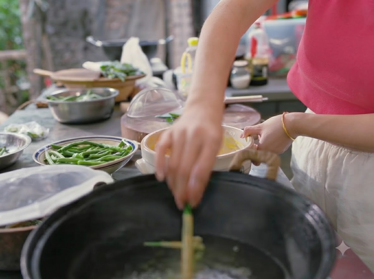 반죽이 묻은 그린빈을 끓는 물 웍 속으로 손으로 살포시 넣는 모습