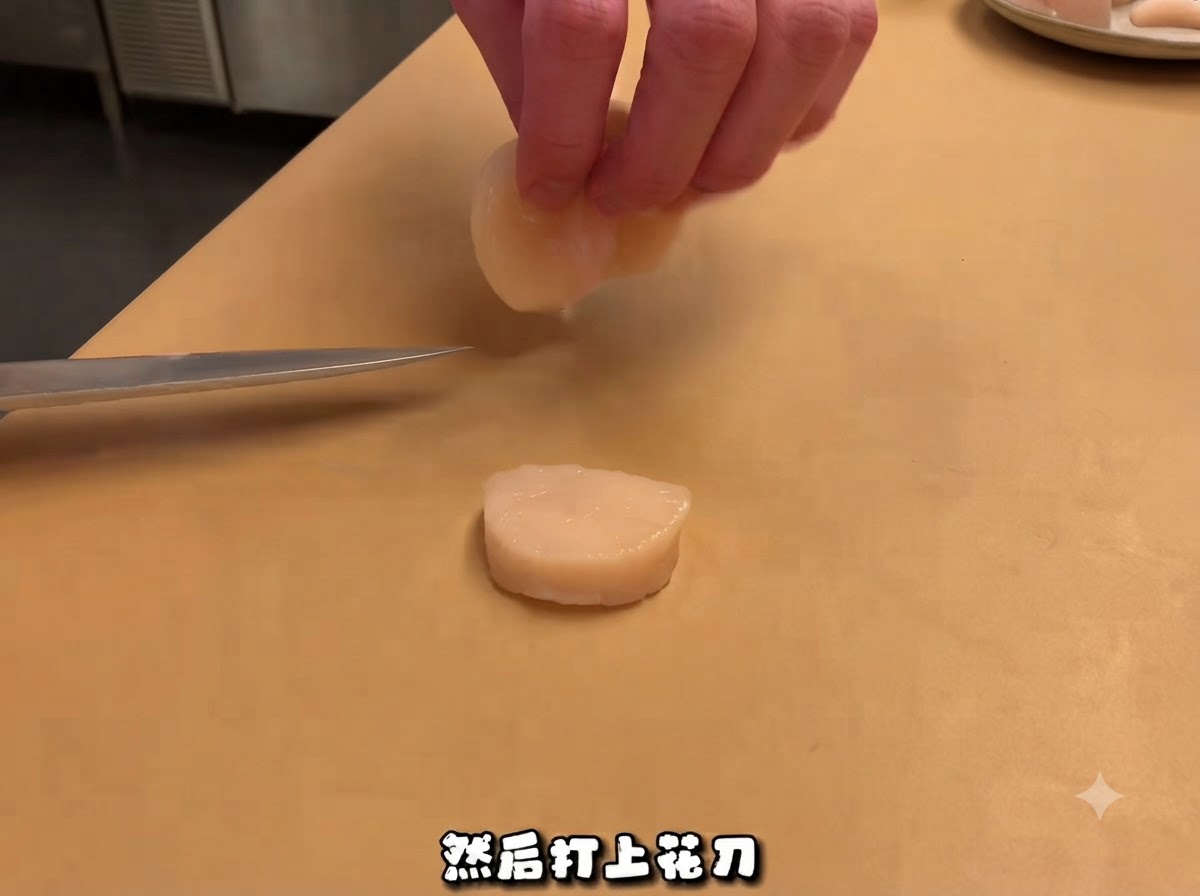 도마 위에 썰린 날가비 근처에 셰프 나이프가 놓여 있고 손으로 조각을 만지는 모습.