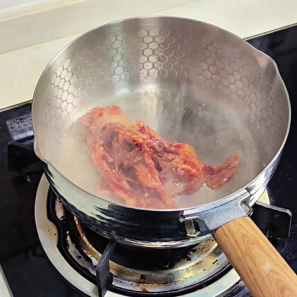 팬에 기름을 두르고 김치를 볶는 모습.