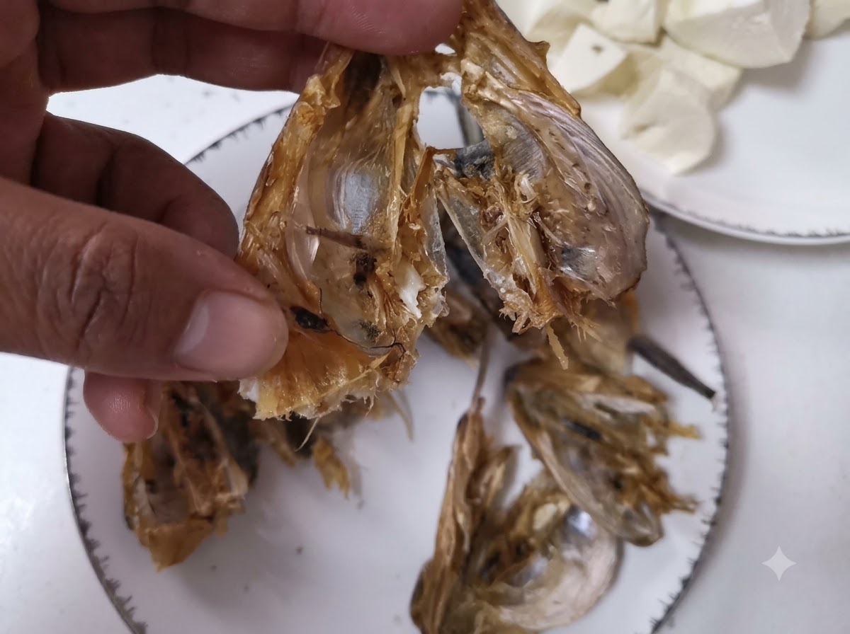 칼로 북어 대가리를 열어 깨끗하게 손질하는 클로즈업 모습.