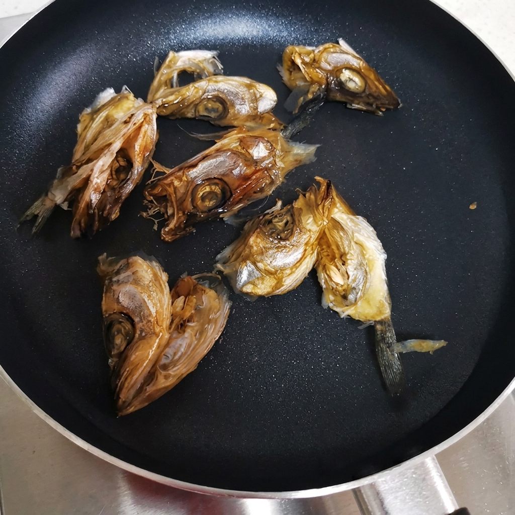 육수를 내기 위해 찬물이 담긴 납작한 냄비에 북어 대가리를 넣은 모습.
