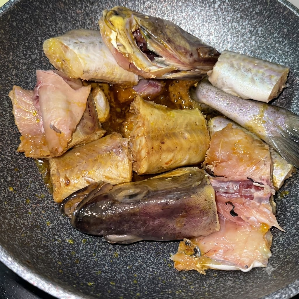 썰어둔 노란 감자와 함께 팬에서 구워지는 동태 조각들의 모습