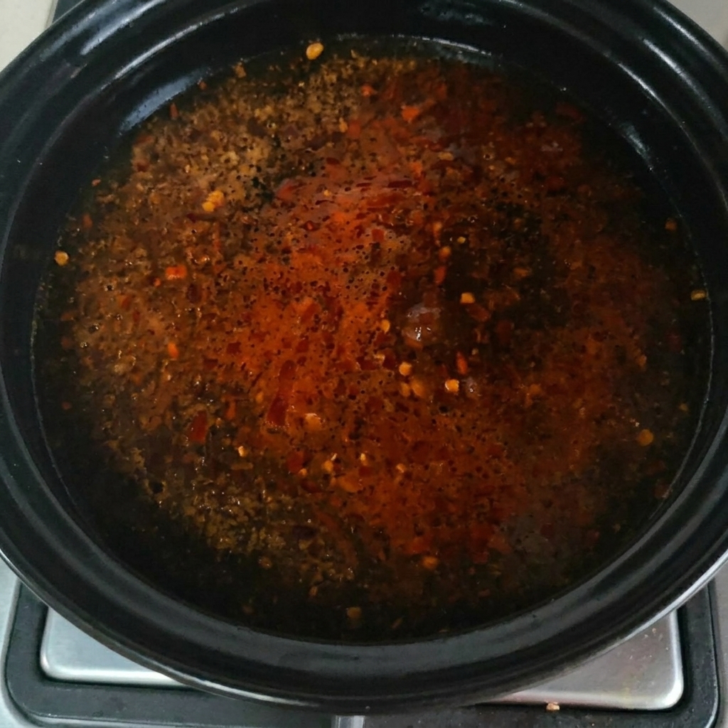 끓는 찌개 위에 소고기 다시다를 뿌리는 모습.