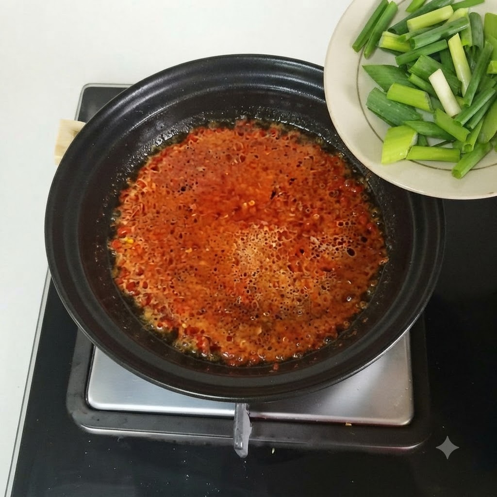 송송 썬 대파를 접시에서 끓는 찌개 냄비로 쏟아 넣는 모습.