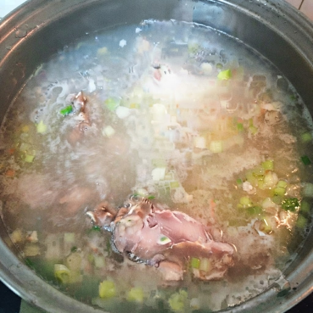 팔팔 끓는 생선 육수에 남은 생선 조각을 넣는 모습