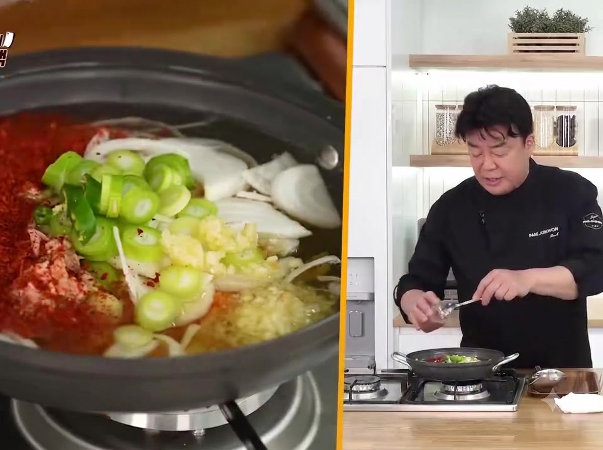 보글보글 끓고 있는 참치김치찌개 냄비에 굵은 고춧가루가 계량되어 들어가는 모습.
