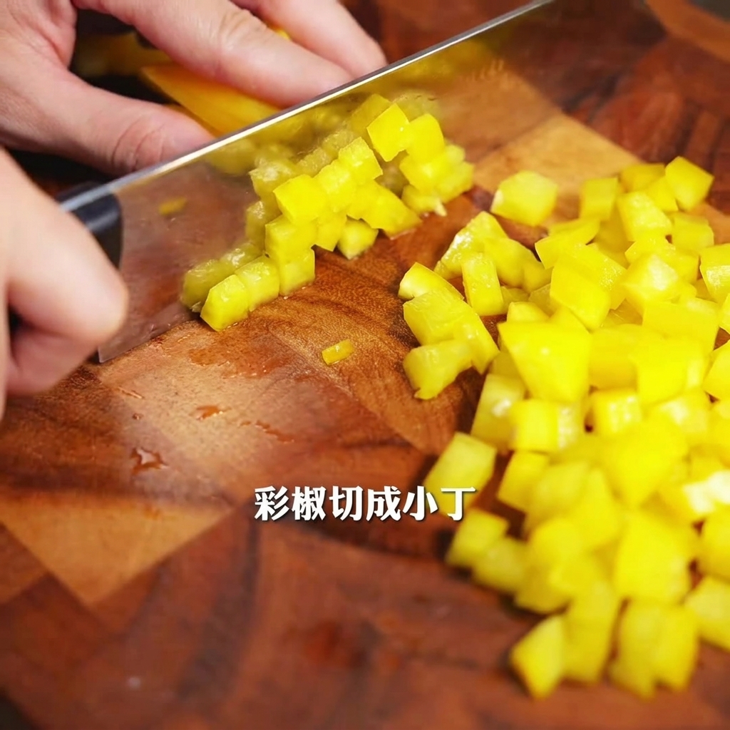 은색 칼을 이용해 나무 도마 위에서 노란 파프리카를 작은 조각으로 썰고 있는 모습.