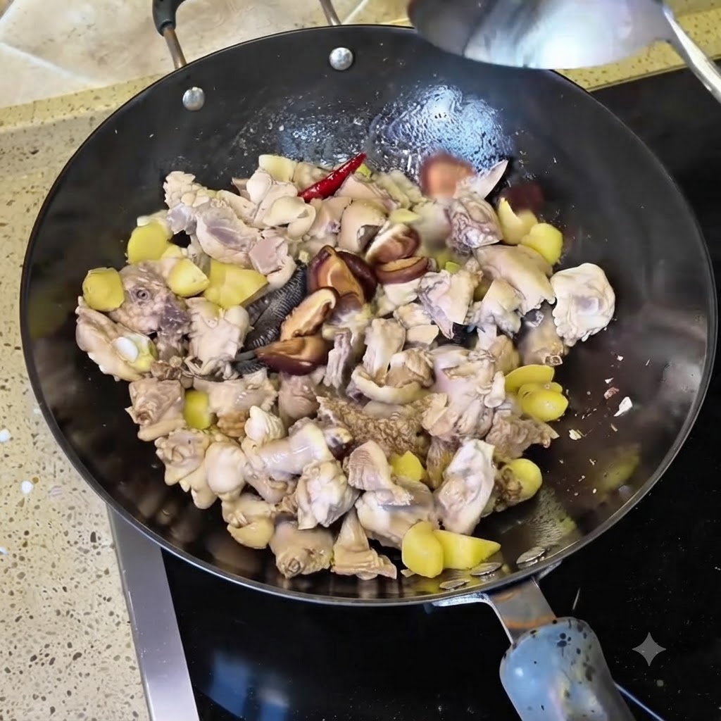 불린 말린 표고버섯 조각들을 닭고기 및 향신 채소와 함께 웍에서 섞는 모습