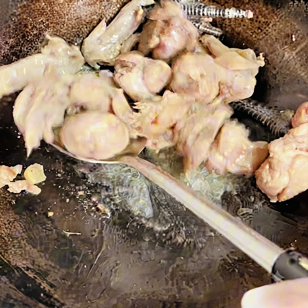 닭고기가 노릇해질 때까지 주걱으로 저으며 볶는 모습