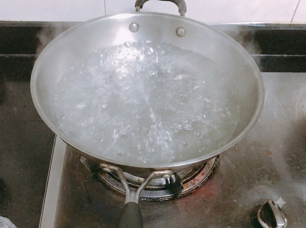 소금을 넣고 끓는 물에 파스타 면을 삶는 모습.