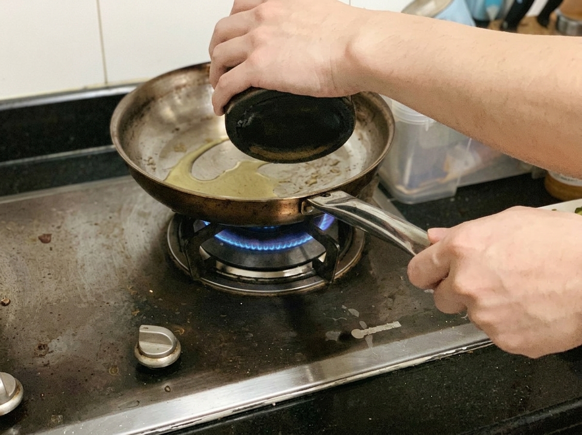 프라이팬에서 후추로 간을 한 닭가슴살 조각을 굽는 모습.