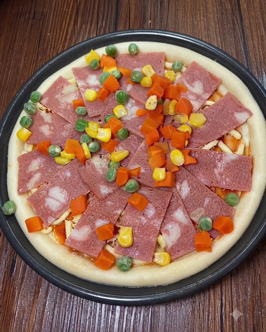 피자 토핑 위에 추가적인 슈레드 모차렐라 치즈가 뿌려지는 모습.