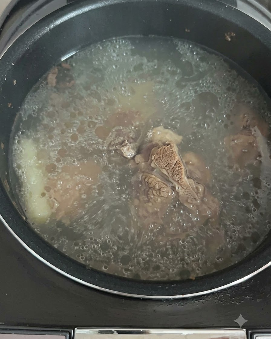 밥솥 내부에서 활기차게 끓어오르는 육수