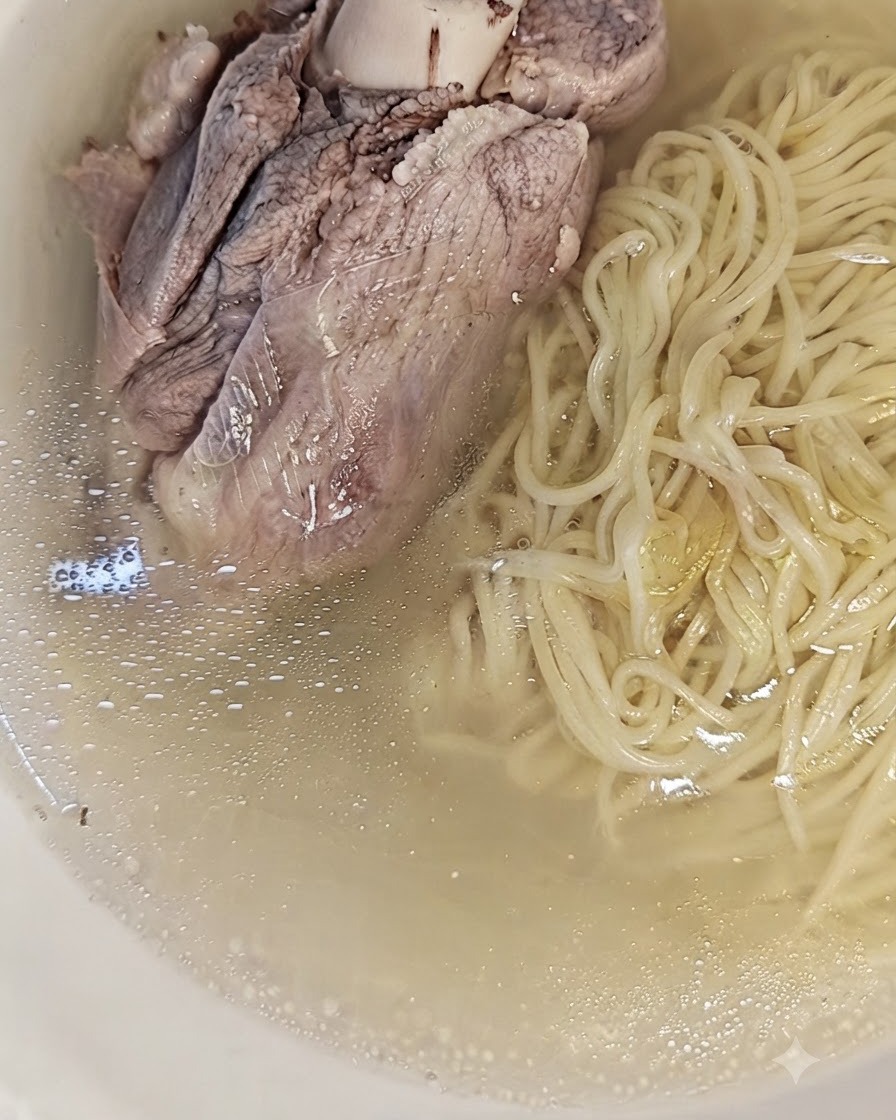 면과 육수 위에 큼직한 돼지 뼈가 올려져 완성된 라멘 그릇