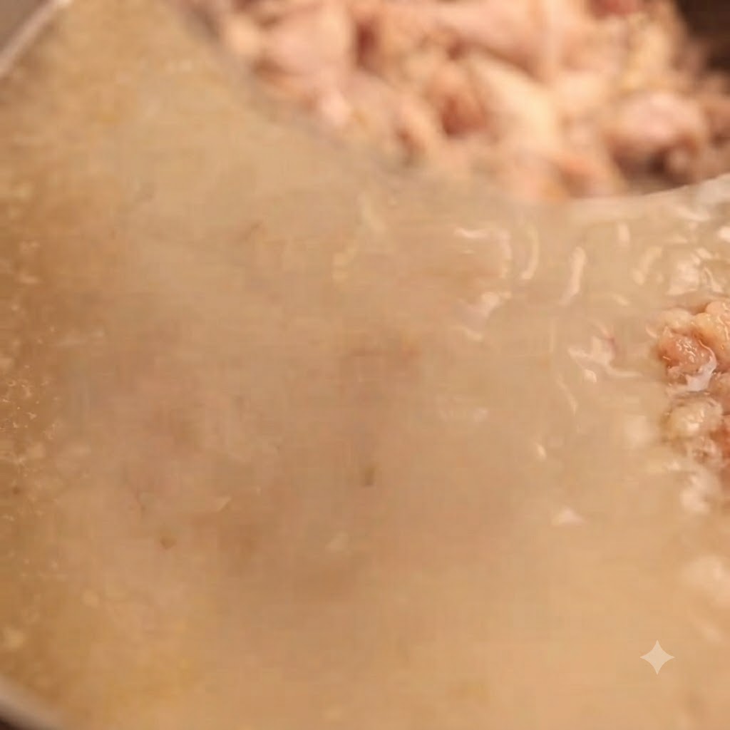 남은 고기 조각을 걸러내기 위해 진하고 뽀얀 돼지 사골 육수를 고운 체에 거르는 모습.