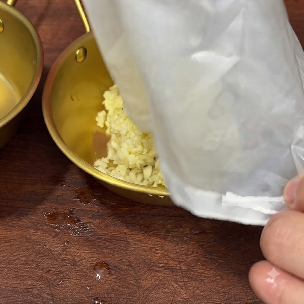 거름망에서 남은 다진 마늘을 그릇으로 옮겨 담는 모습.