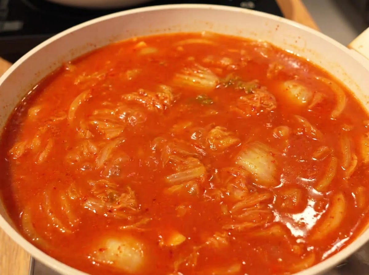 붉은빛 양념 국물이 끓어오르며 재료를 진하게 졸여내고 있는 냄비 모습.