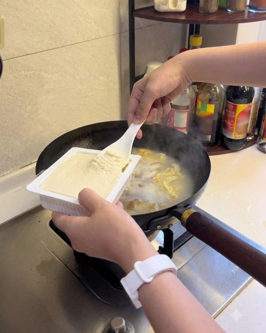 끓고 있는 국물에 연두부를 넣는 모습.