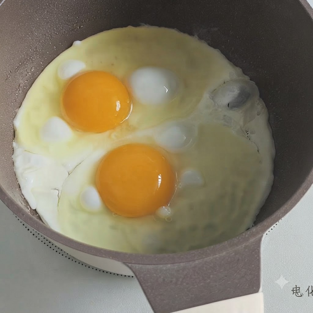 가장자리가 익어가기 시작하는 냄비에서 프라이 중인 두 개의 달걀 후라이.