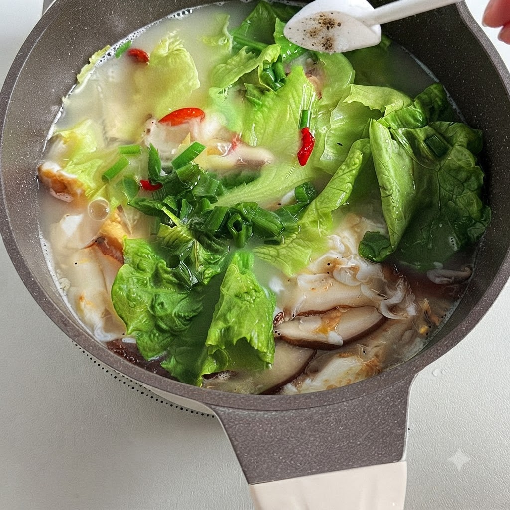 삼선 두부국이 가득 담긴 냄비에 소금과 백후추가 톡톡 뿌려지는 모습.