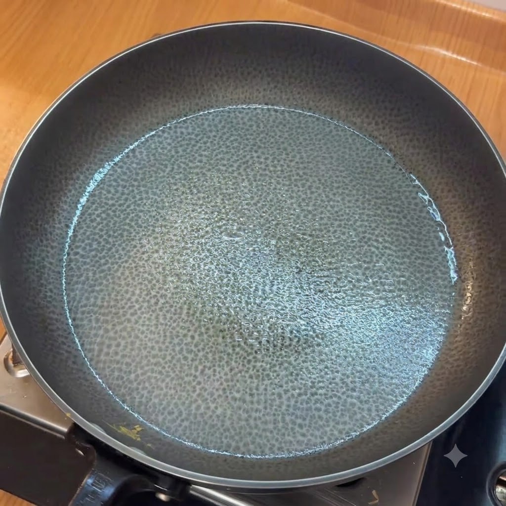 팬에 다진 마늘을 볶다가 썰어둔 토마토를 더하는 모습.