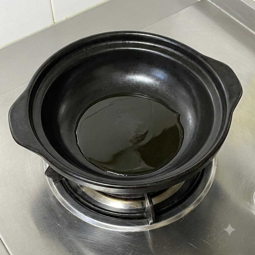 검은색 뚝배기의 뜨거운 기름 안에서 지글지글 볶아지고 있는 송송 썬 대파.