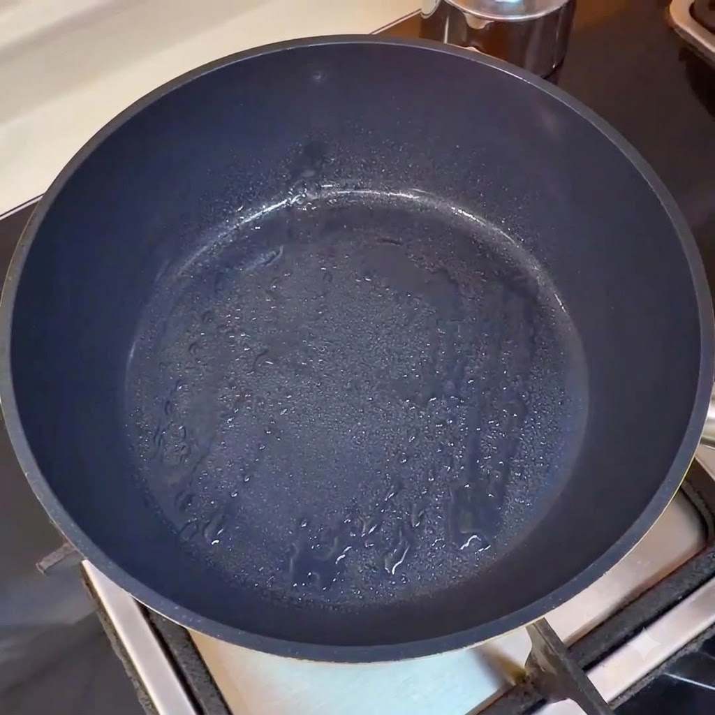 달궈진 빈 팬이나 오일이 가열되는 초기 단계의 모습.